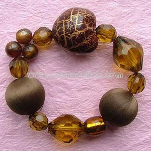 plastic and wooden beads and elastic thread fashionable bracelet
