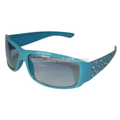 Fashionable and comfortable sunglasses with rhinestones