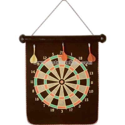 Magnetic dart game