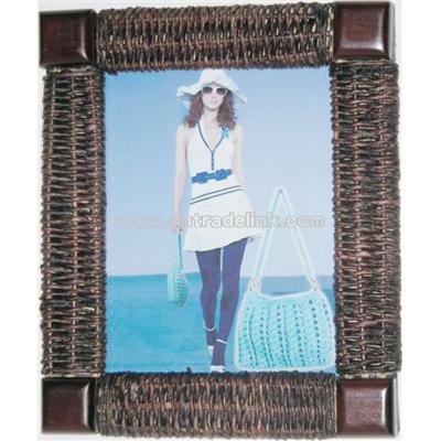 Photo frame knitted with rattan