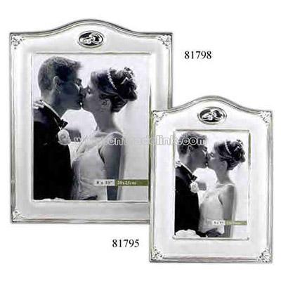 Wedding ring with crystal frame